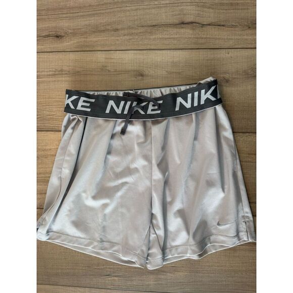 Nike Women's Dri-FIT Loose Fit  Training Shorts S Small Grey 2 Side pockets NWT - Picture 3 of 4
